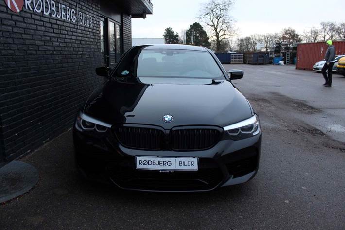 Sort BMW 530i fra 2017