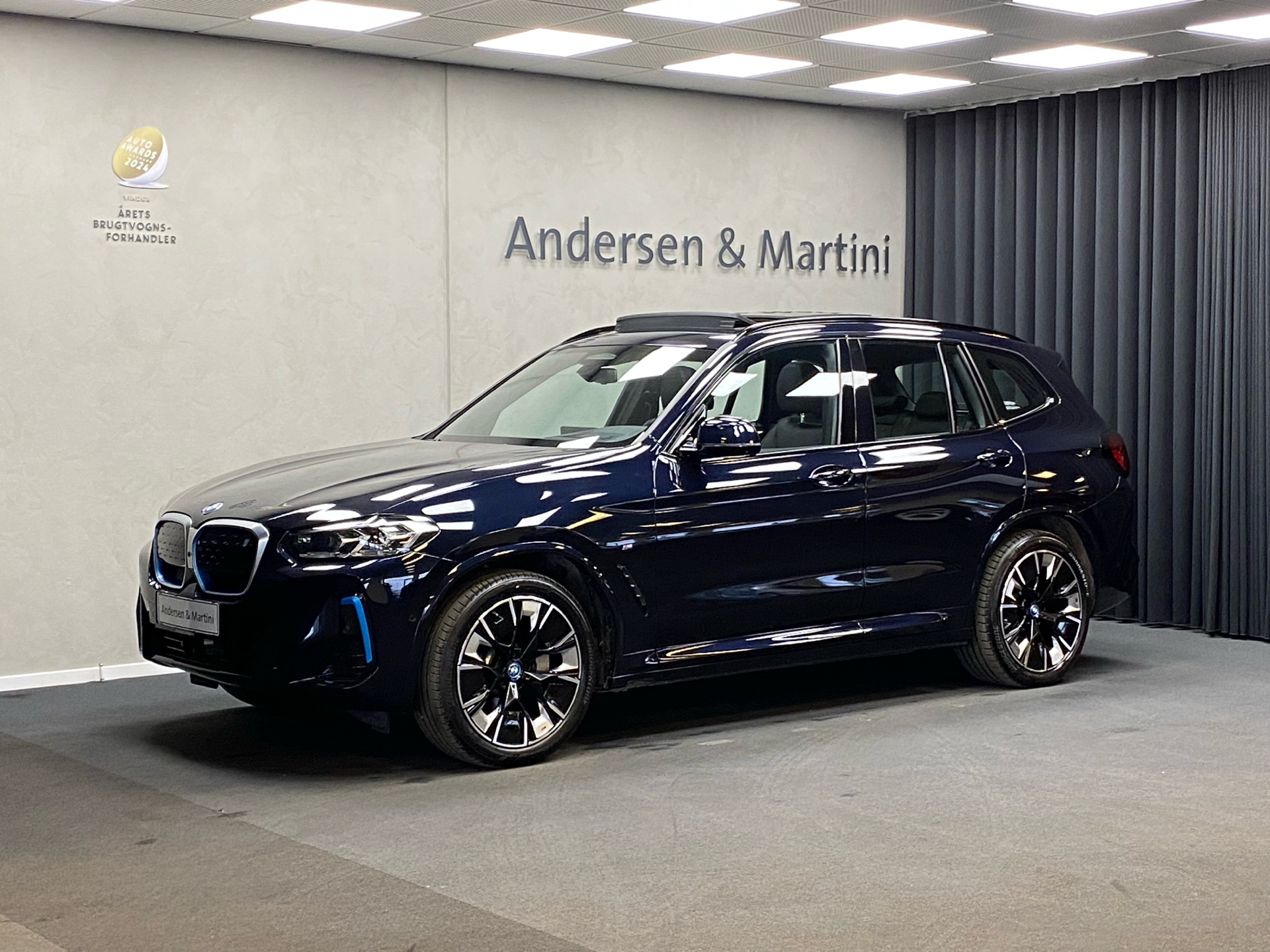 Sort BMW iX3 fra 2023 set udefra