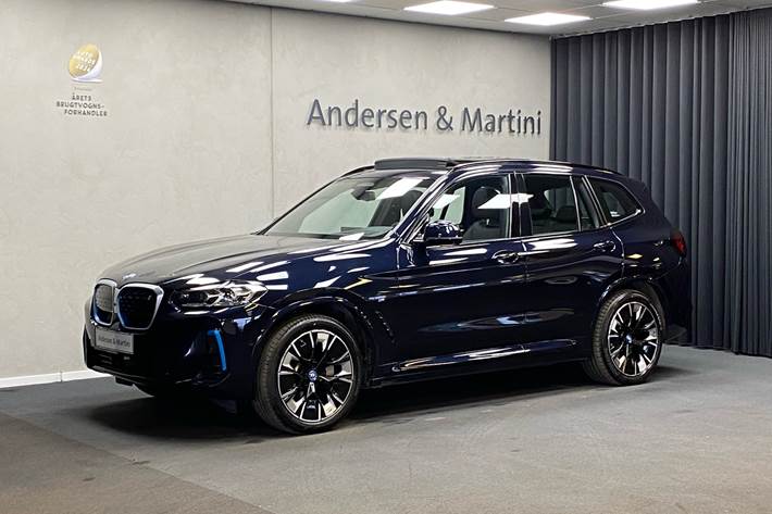 Sort BMW iX3 fra 2023 set udefra