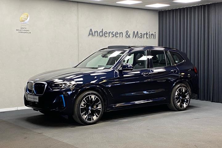 Sort BMW iX3 fra 2023 set udefra