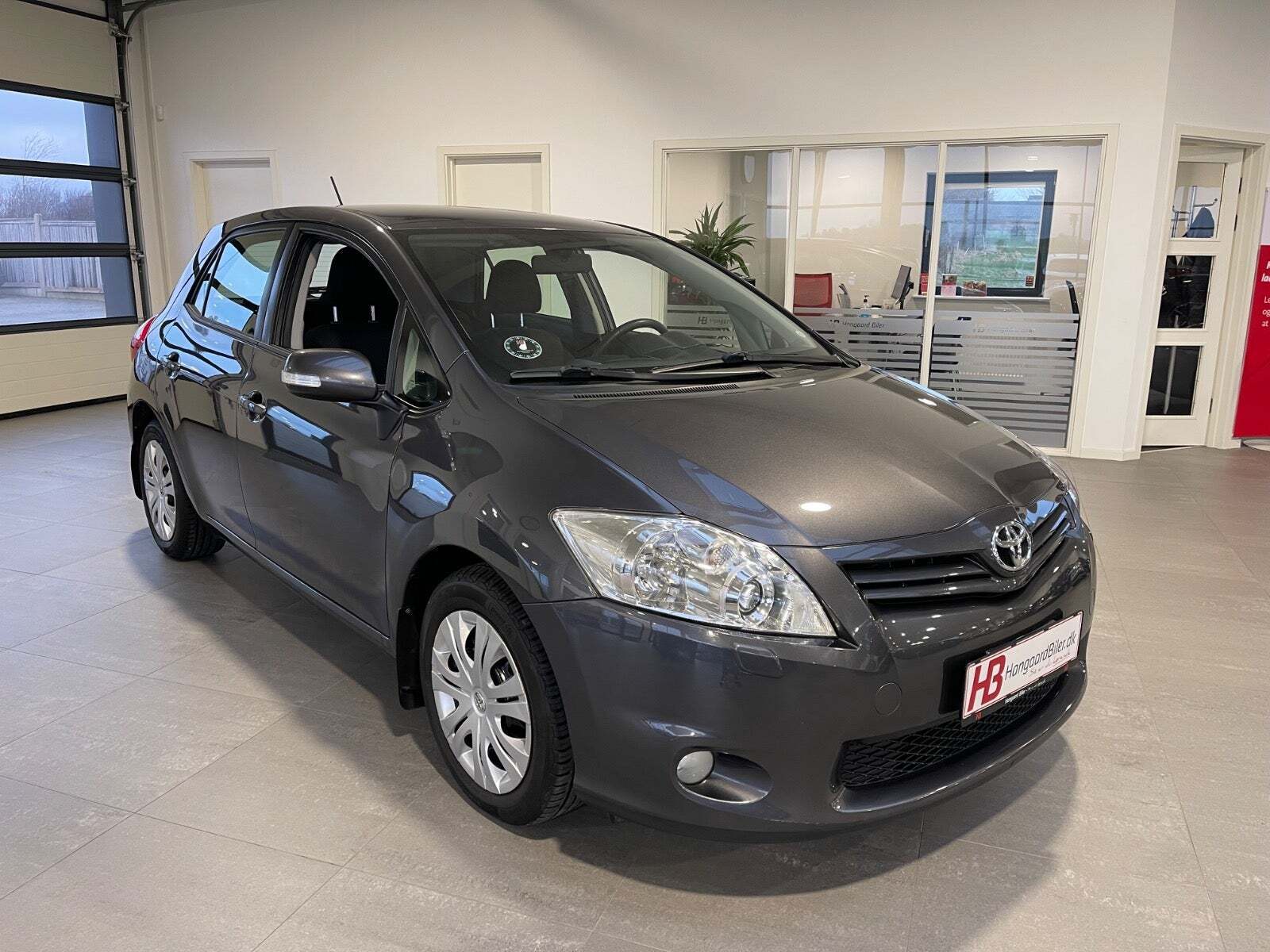 Grå Toyota Auris fra 2012 set udefra