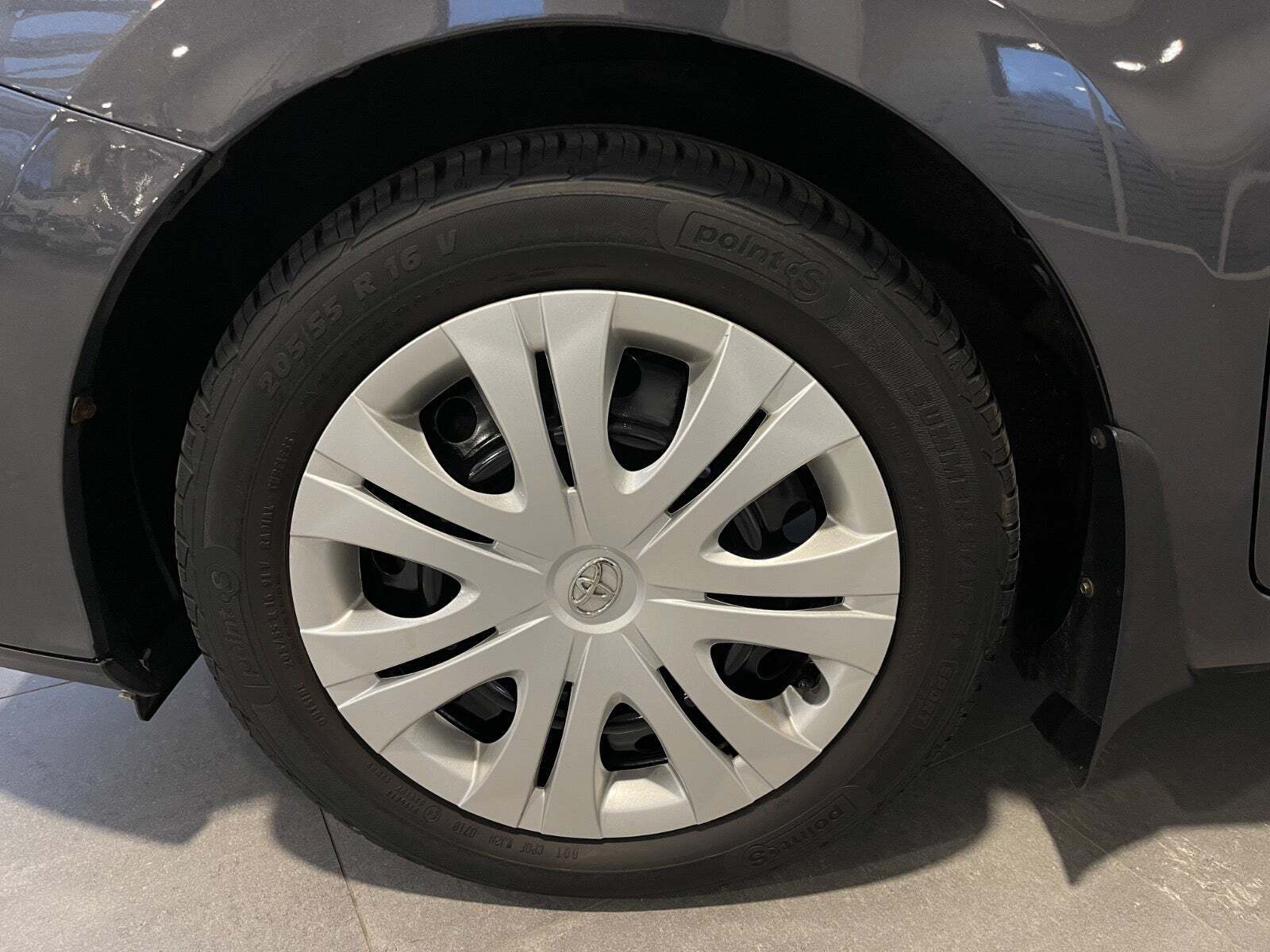 Grå Toyota Auris fra 2012