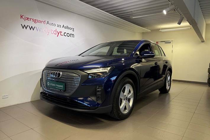 Blå Audi Q4 e-tron fra 2023 set udefra