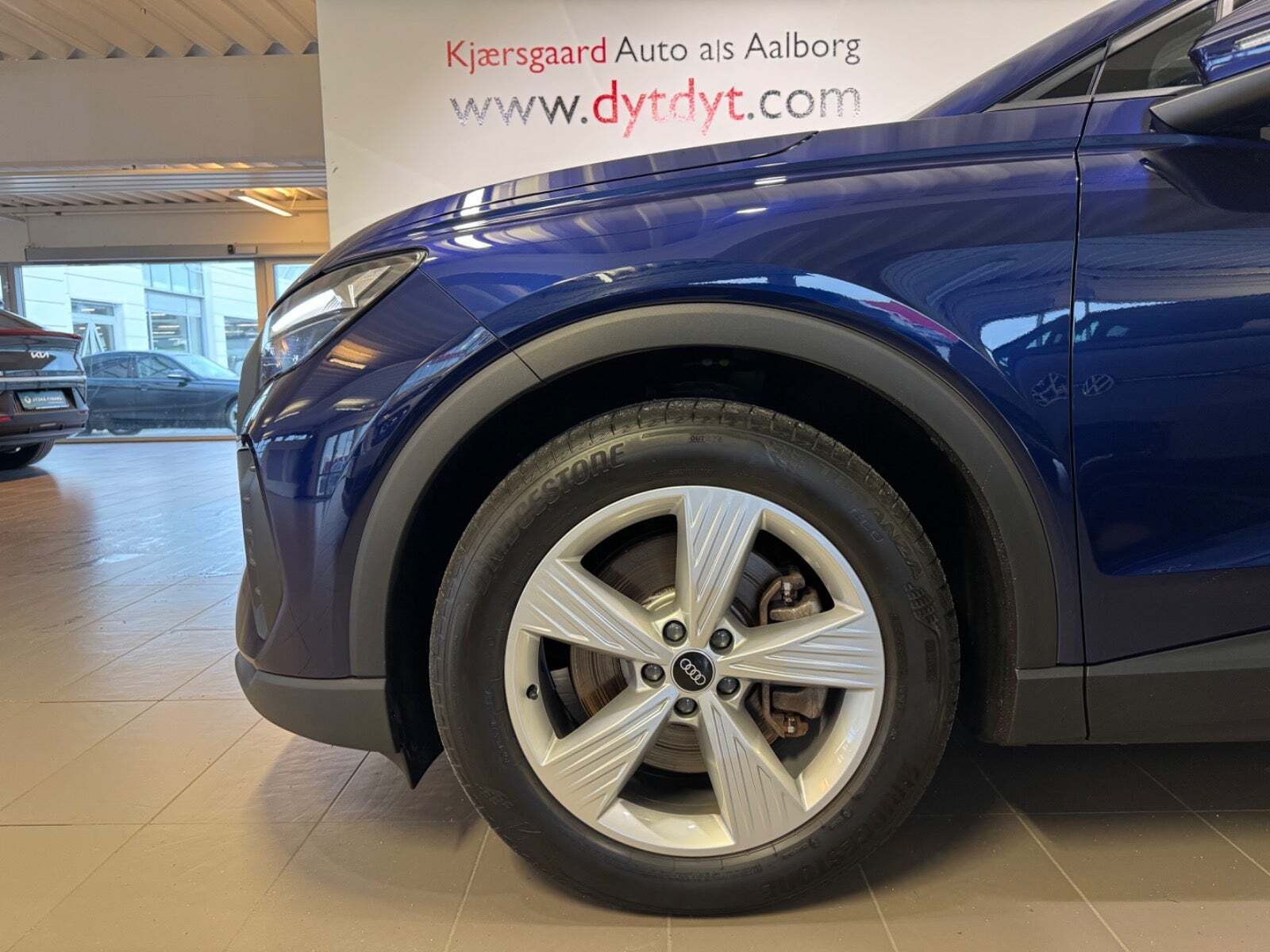 Blå Audi Q4 e-tron fra 2023