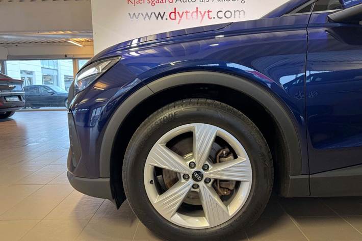 Blå Audi Q4 e-tron fra 2023