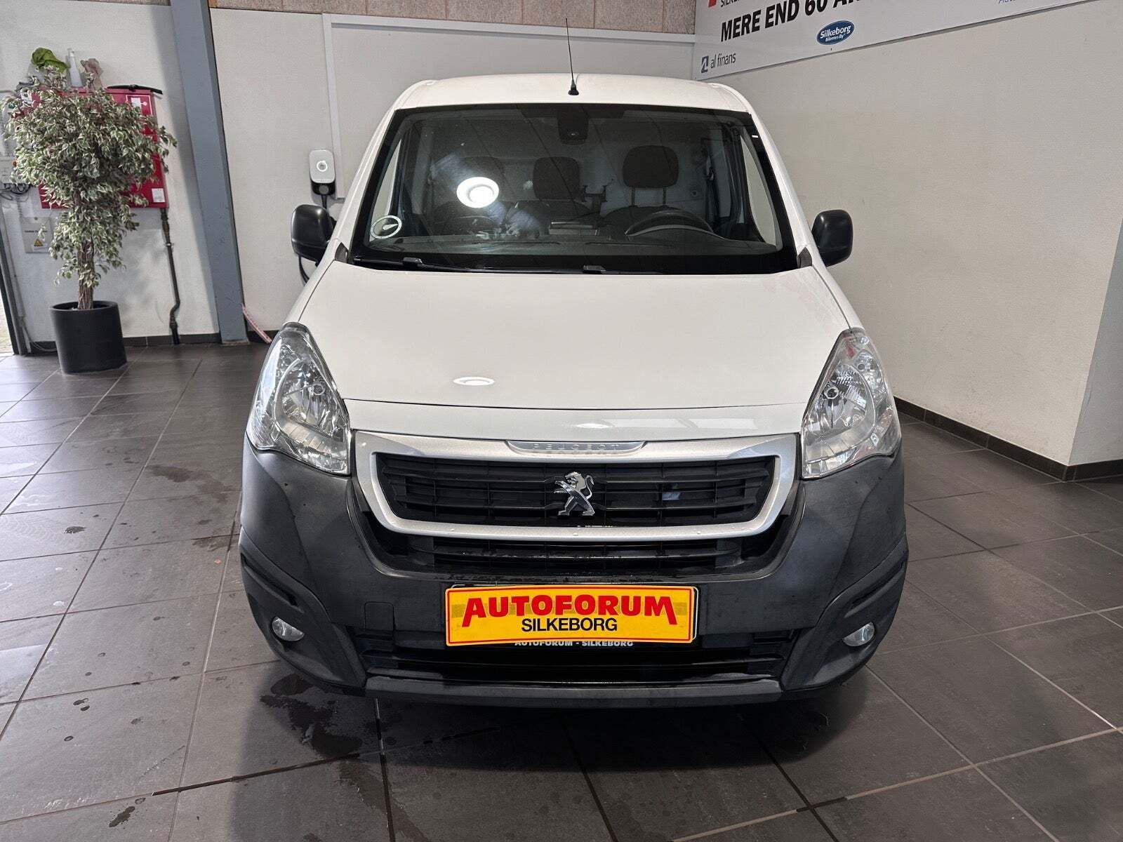 Hvid Peugeot Partner fra 2017