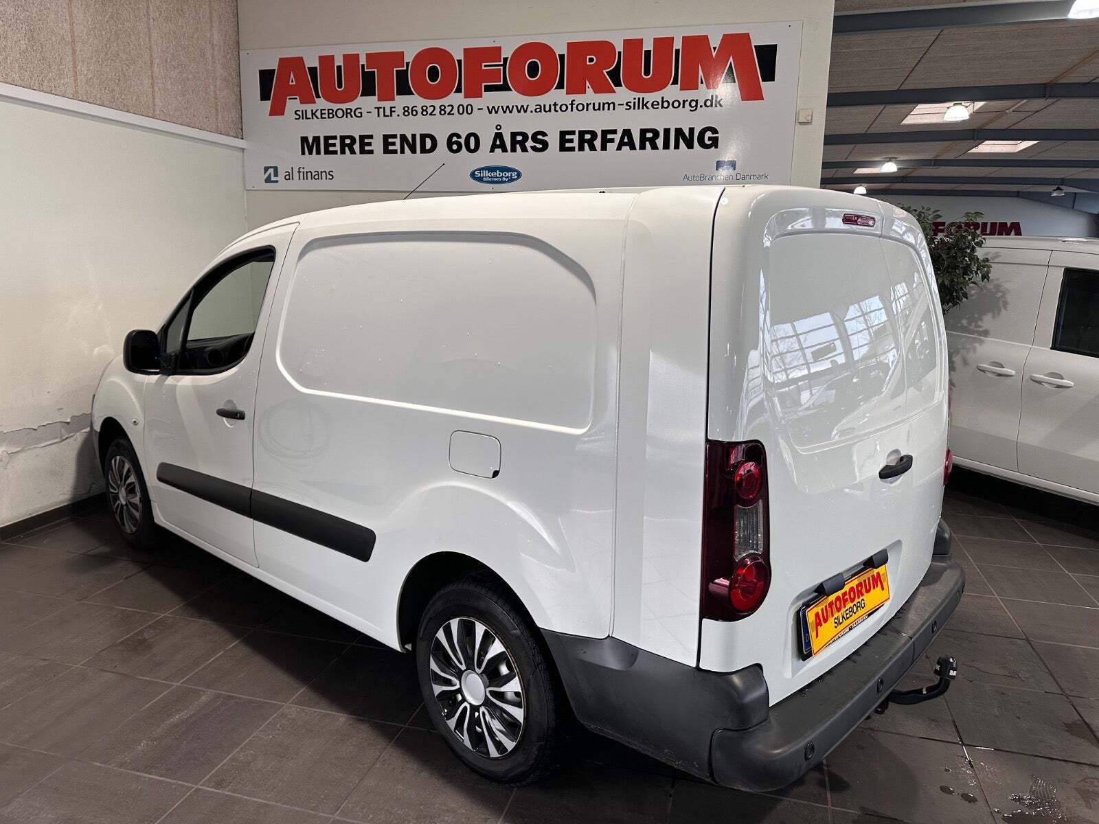 Hvid Peugeot Partner fra 2017