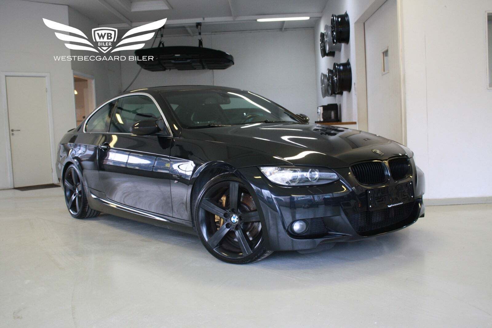 Sort BMW 335i fra 2010 set udefra