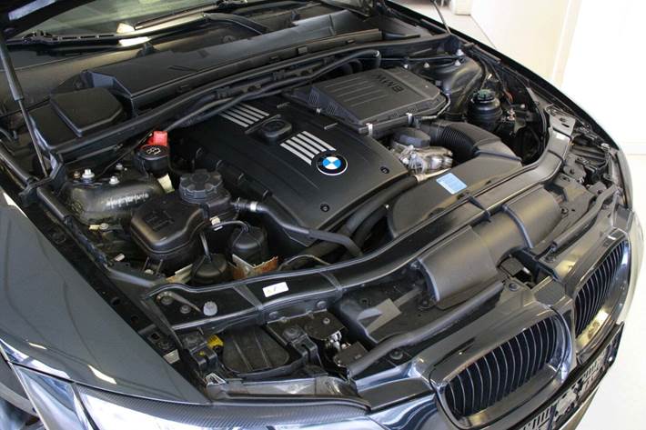 Sort BMW 335i fra 2010 set udefra