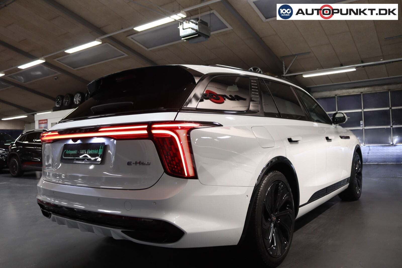 Hvid Hongqi E-HS9 fra 2023
