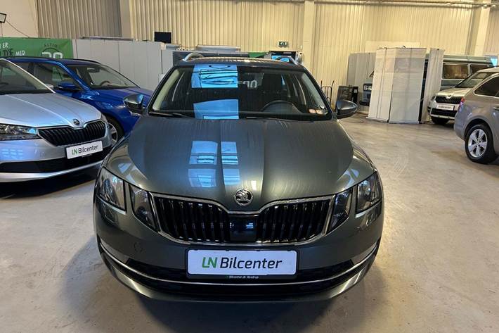 Grå Skoda Octavia fra 2018