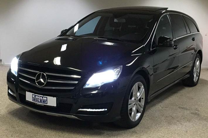 Sort Mercedes R350 fra 2013 set udefra