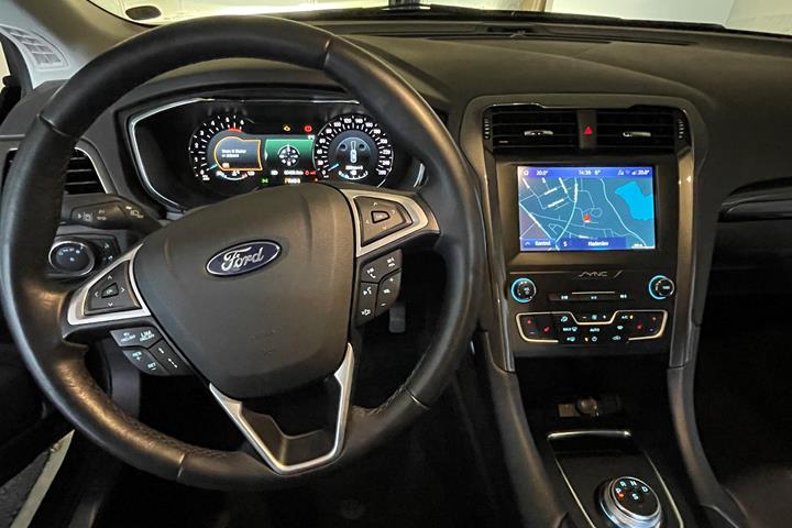 Grå Ford Mondeo fra 2020