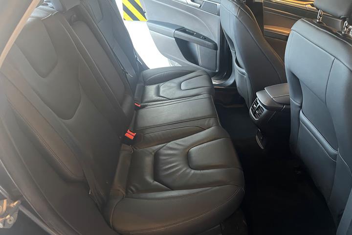 Grå Ford Mondeo fra 2020