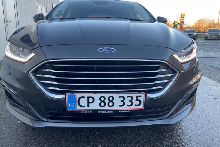 Grå Ford Mondeo fra 2020