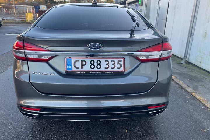 Grå Ford Mondeo fra 2020