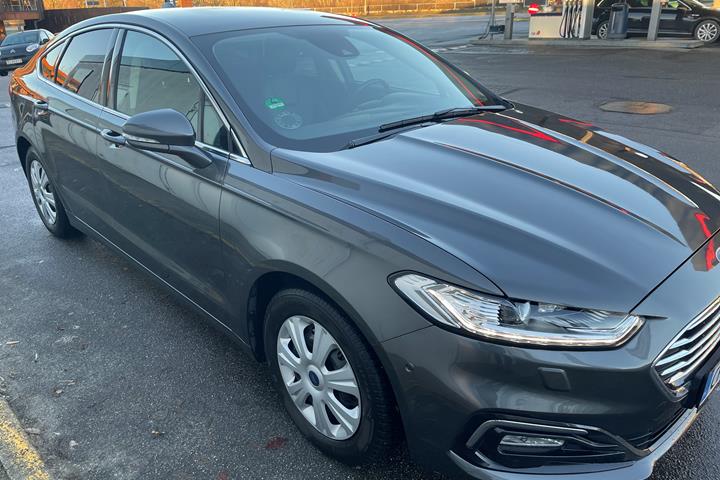 Grå Ford Mondeo fra 2020