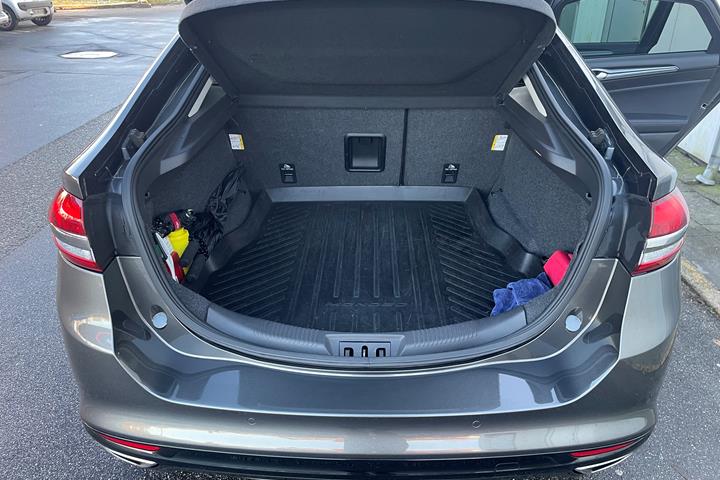 Grå Ford Mondeo fra 2020