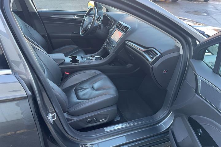 Grå Ford Mondeo fra 2020
