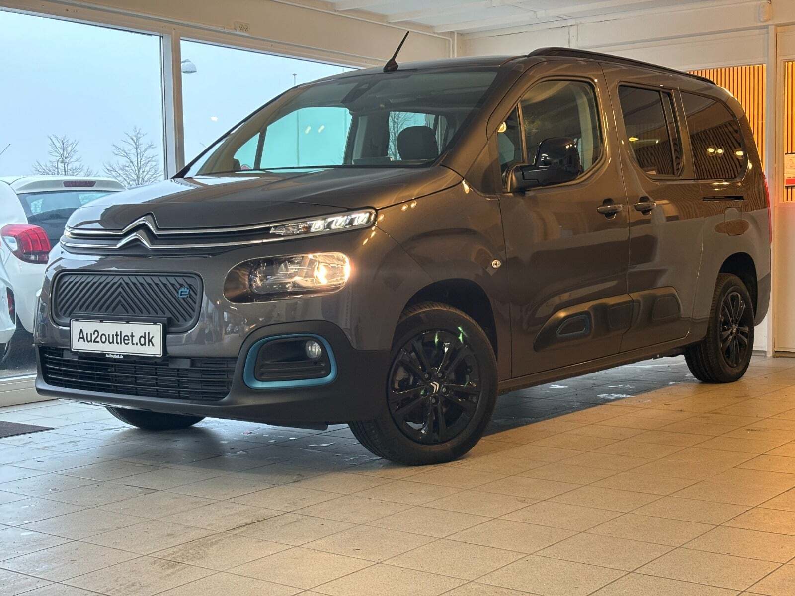 Grå Citroën ë-Berlingo fra 2023 set udefra
