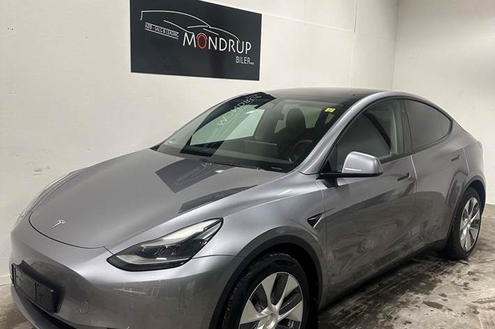Sølv Tesla Model Y fra 2023