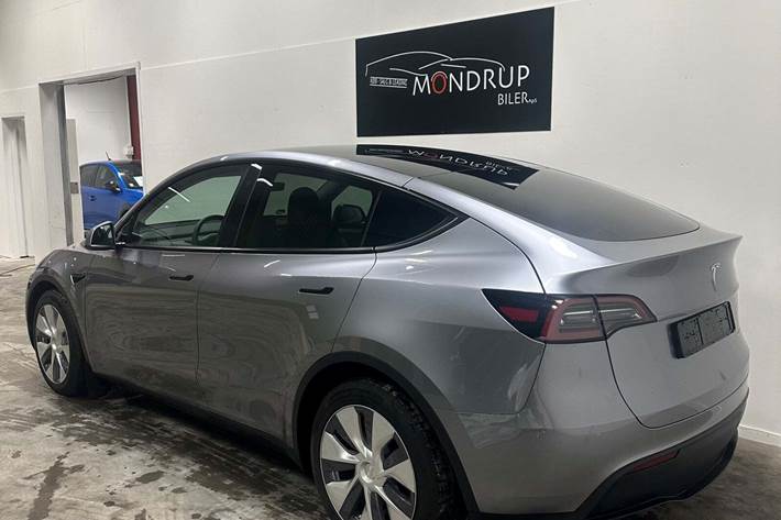 Sølv Tesla Model Y fra 2023