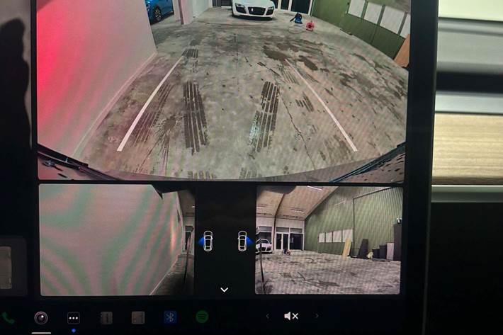 Sølv Tesla Model Y fra 2023
