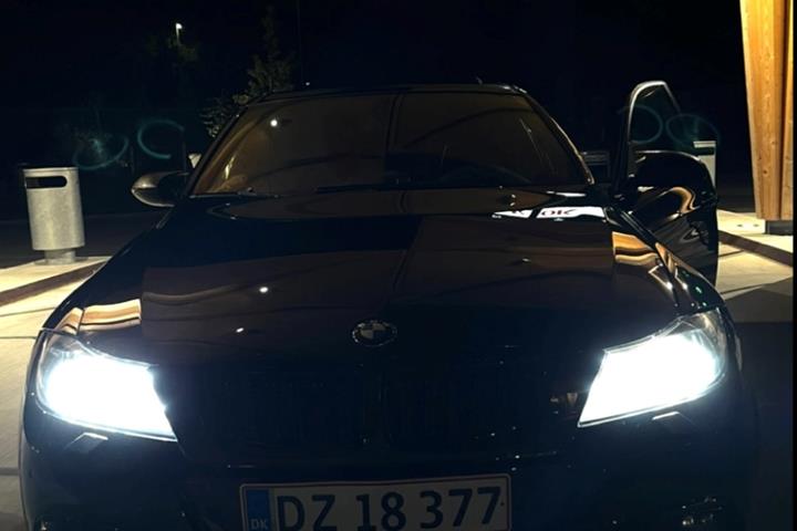 Sort BMW 330 fra 2006