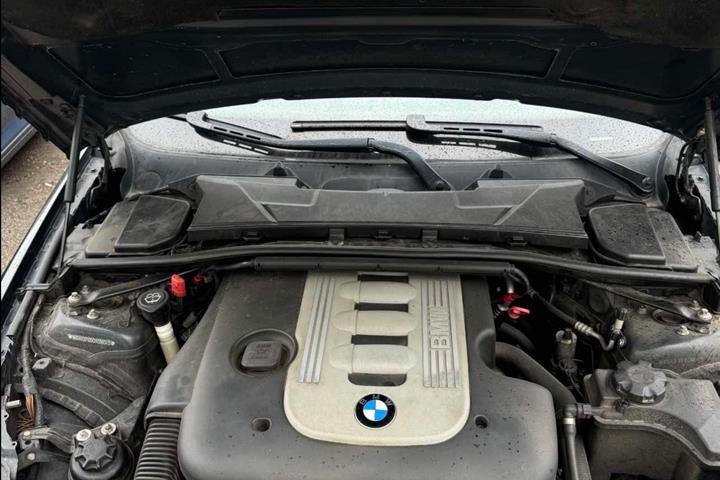 Sort BMW 330 fra 2006