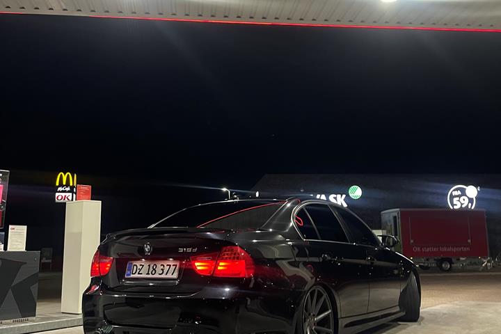 Sort BMW 330 fra 2006