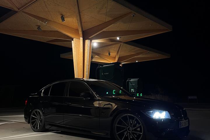 Sort BMW 330 fra 2006