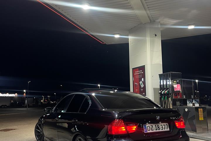 Sort BMW 330 fra 2006