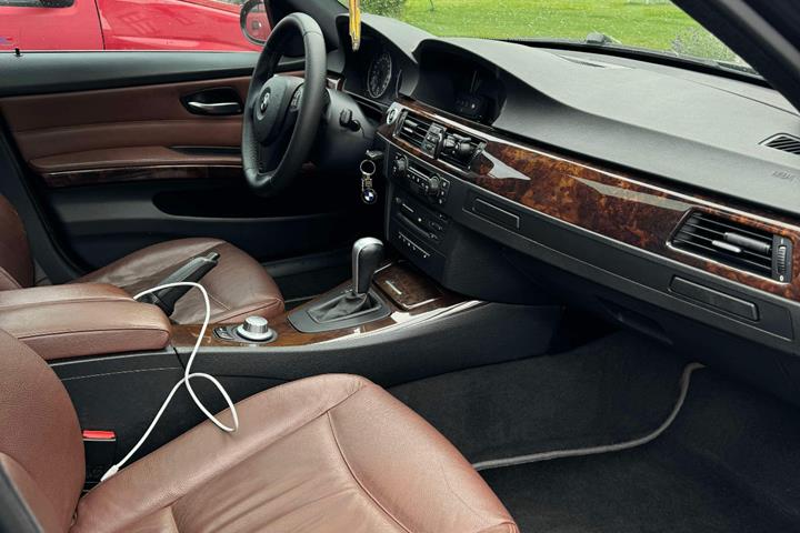 Sort BMW 330 fra 2006