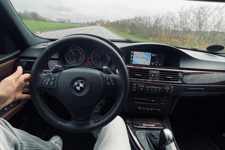 Sort BMW 330 fra 2006
