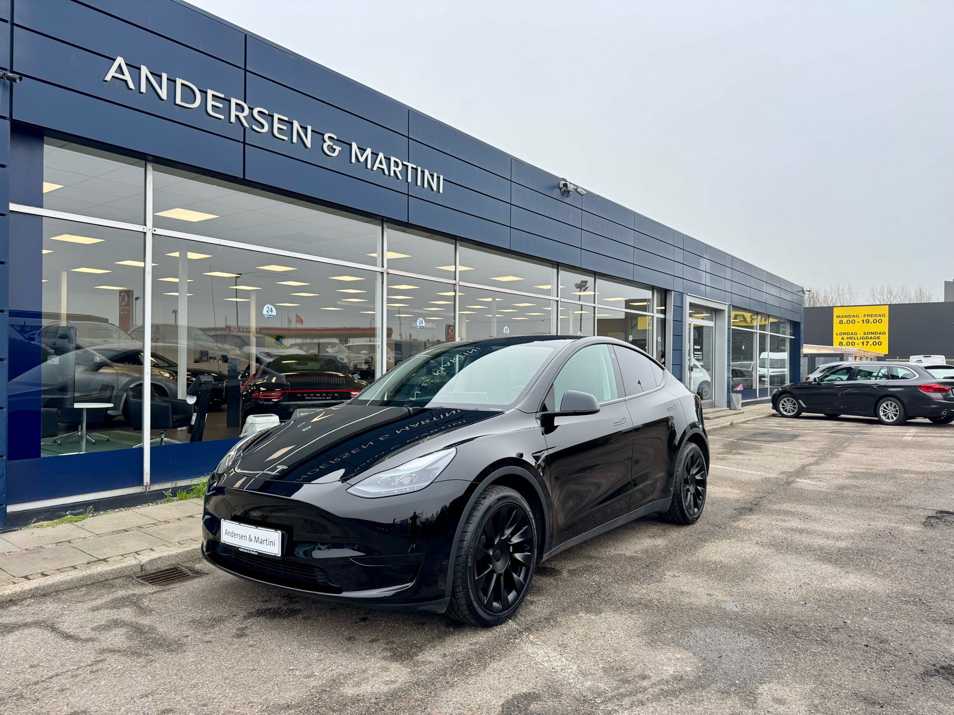 Sort Tesla Model Y fra 2022