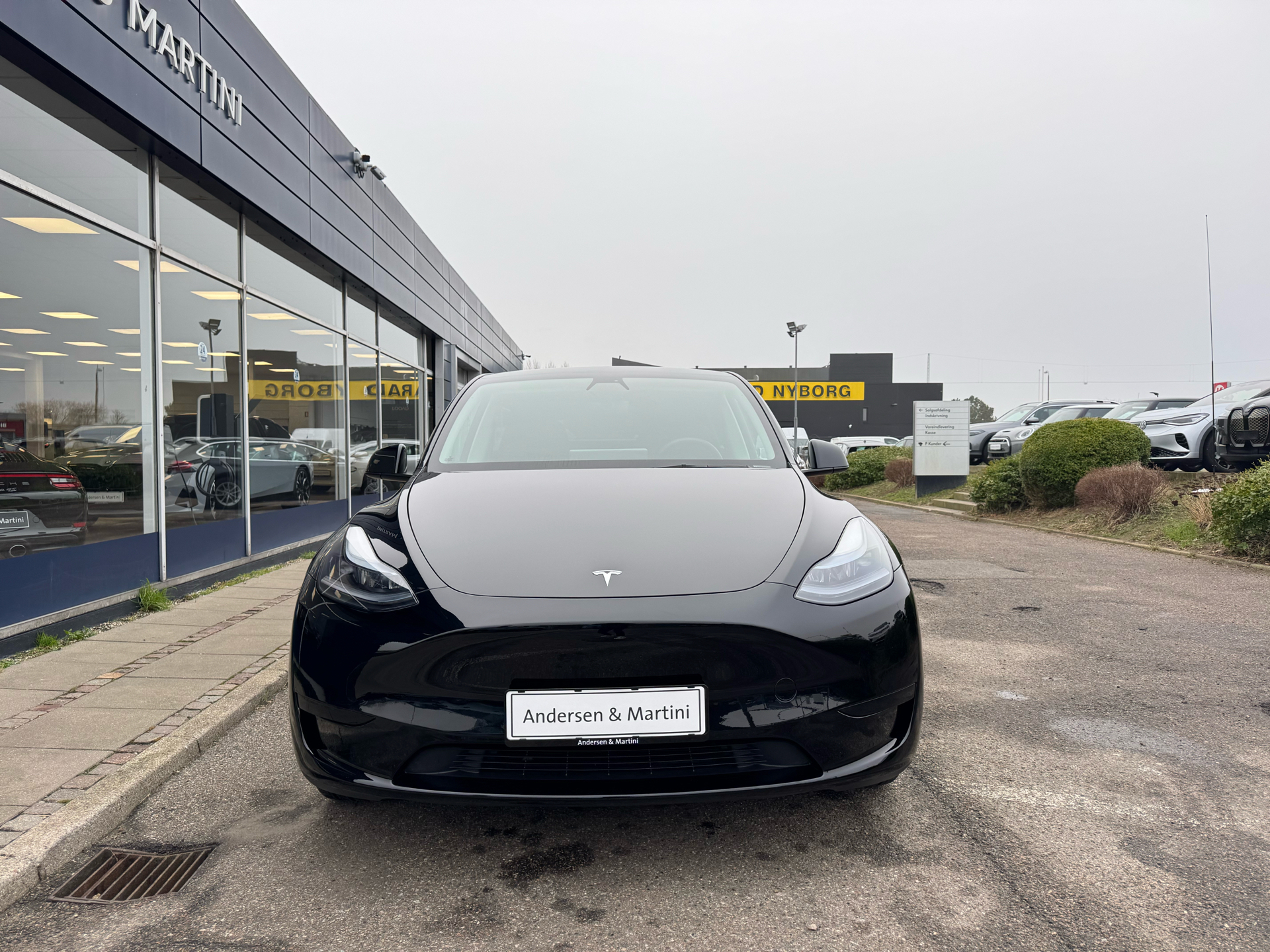 Sort Tesla Model Y fra 2022