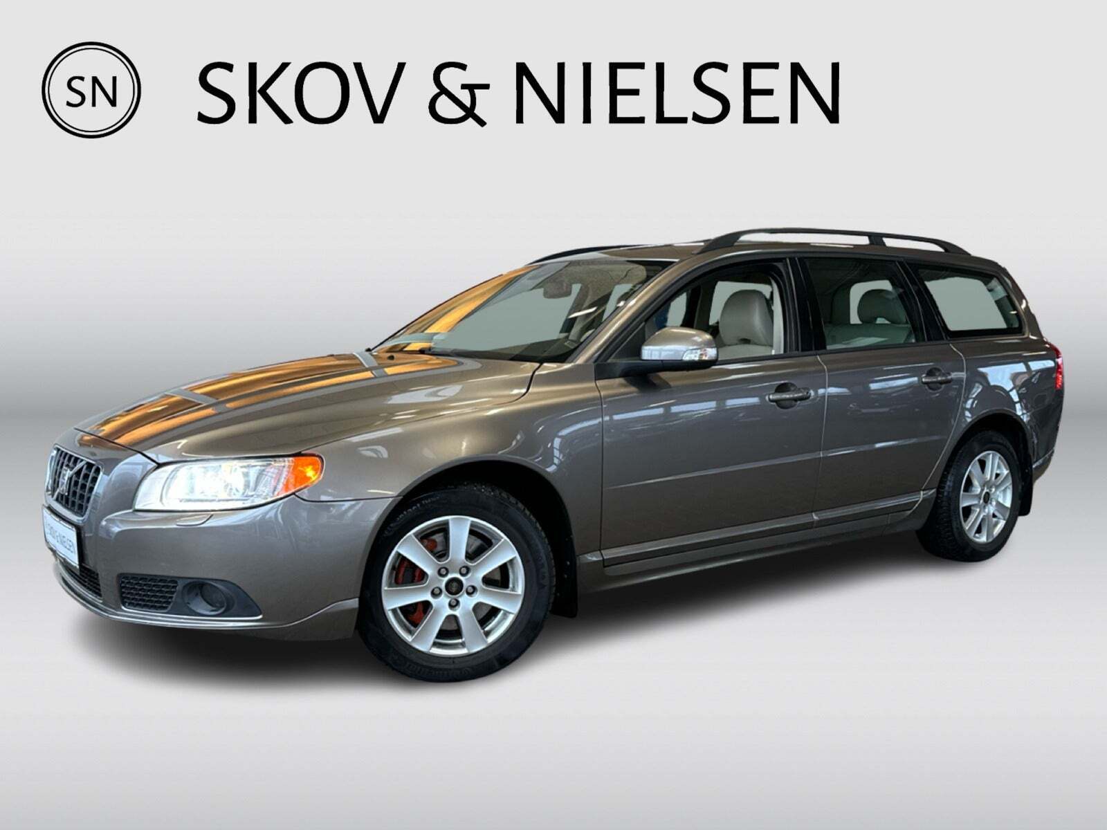 Grå Volvo V70 fra 2008 set udefra