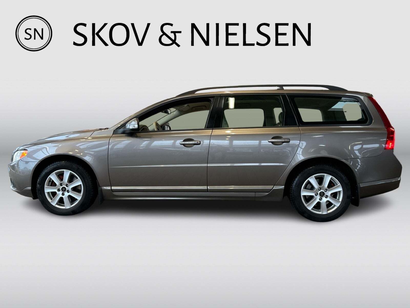 Grå Volvo V70 fra 2008