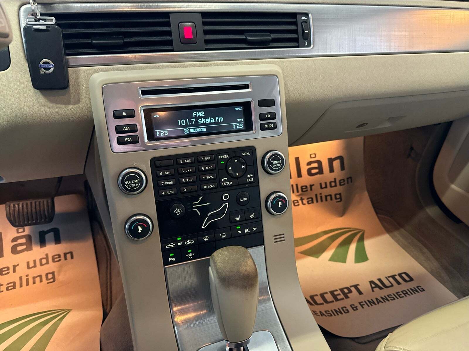 Grå Volvo V70 fra 2008