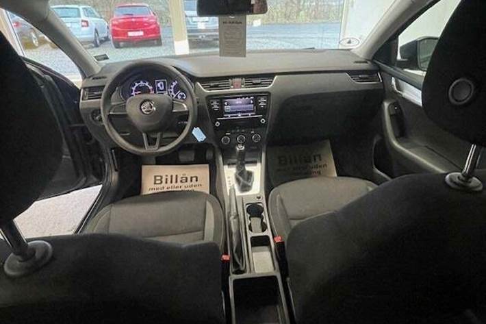 Grå Skoda Octavia fra 2018