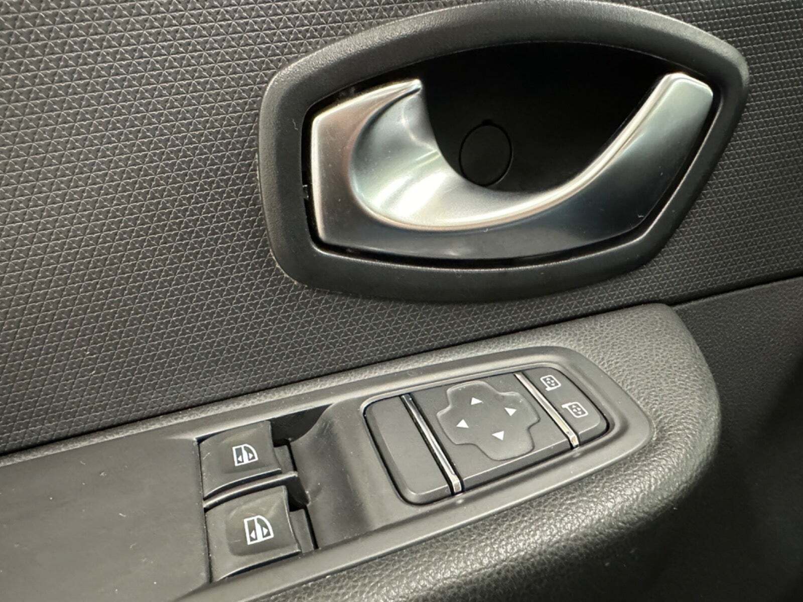 Hvid Renault Clio IV fra 2017 set indefra