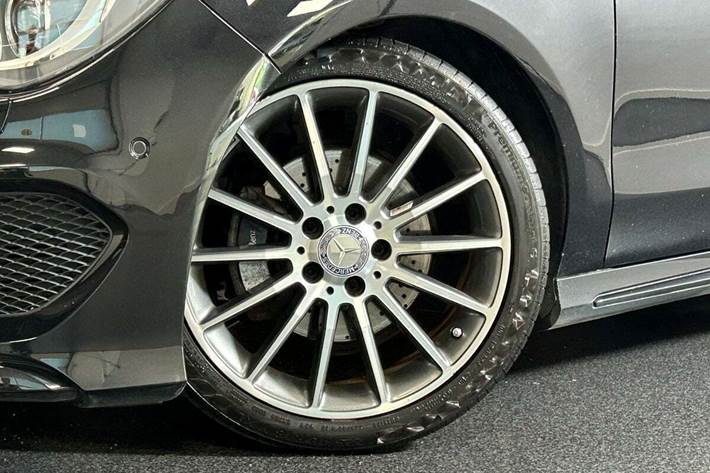 Sort Mercedes CLA200 fra 2016