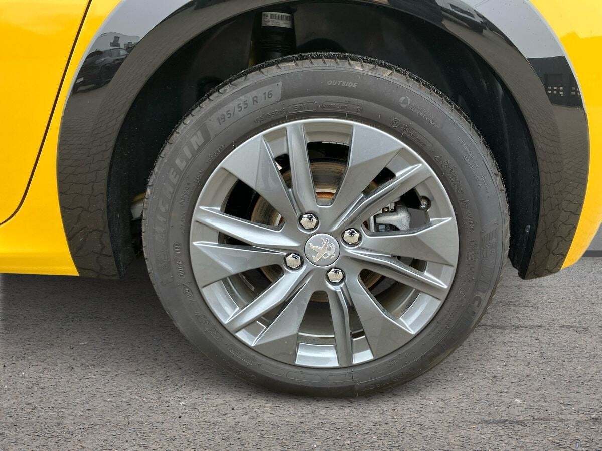 Gul Peugeot e-208 fra 2023