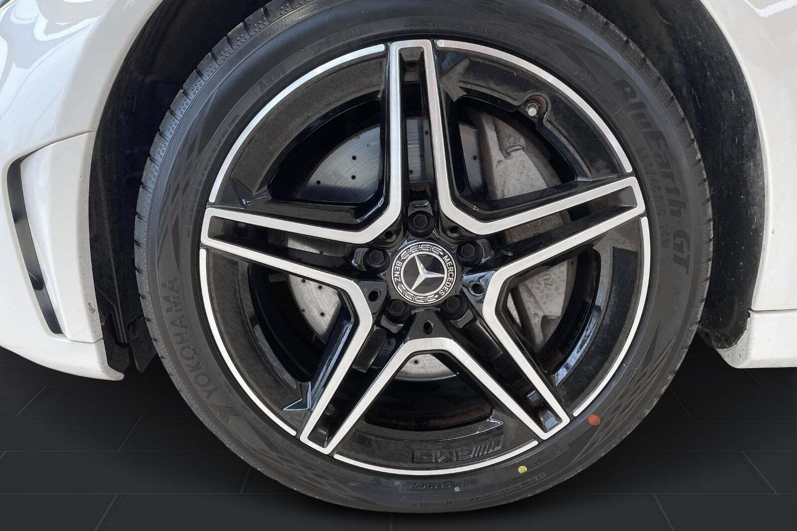 Hvid Mercedes C300 de fra 2019