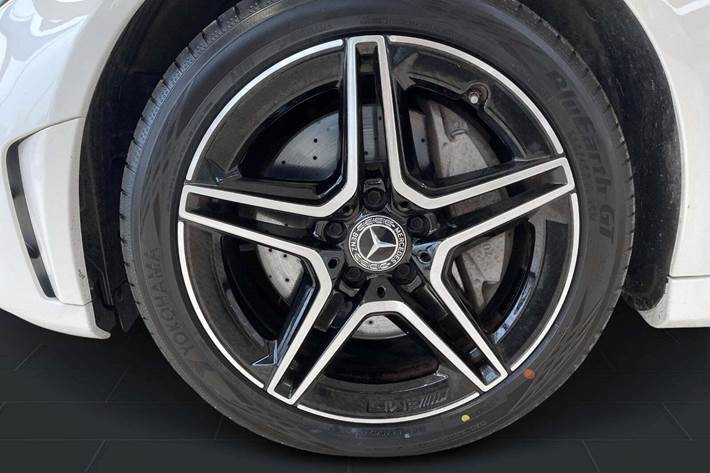 Hvid Mercedes C300 de fra 2019