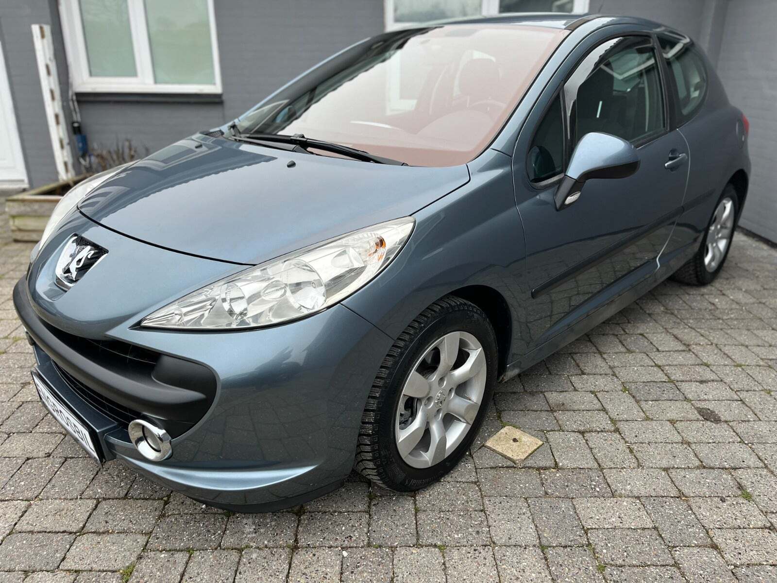 Grå Peugeot 207 fra 2007 set udefra