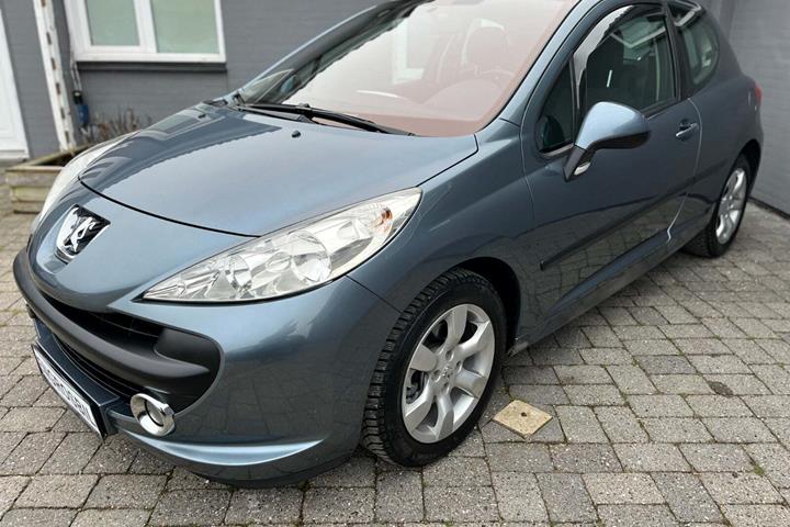 Grå Peugeot 207 fra 2007 set udefra