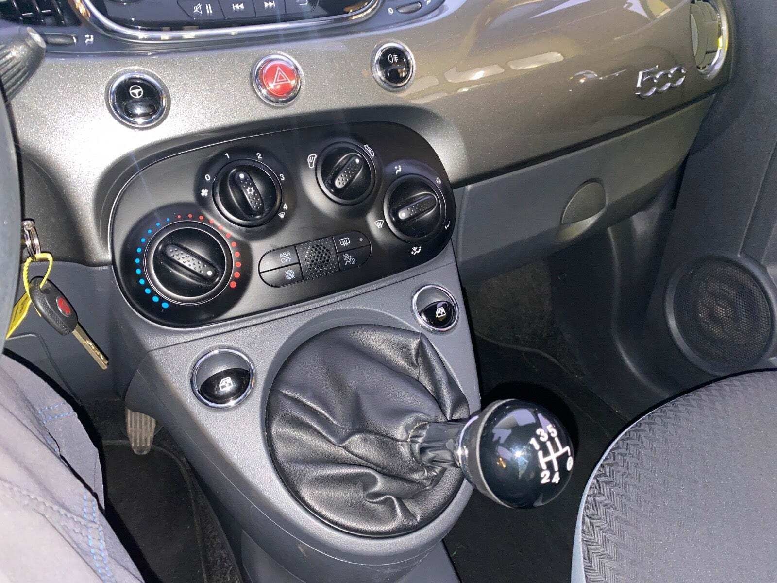 Grå Fiat 500 fra 2017