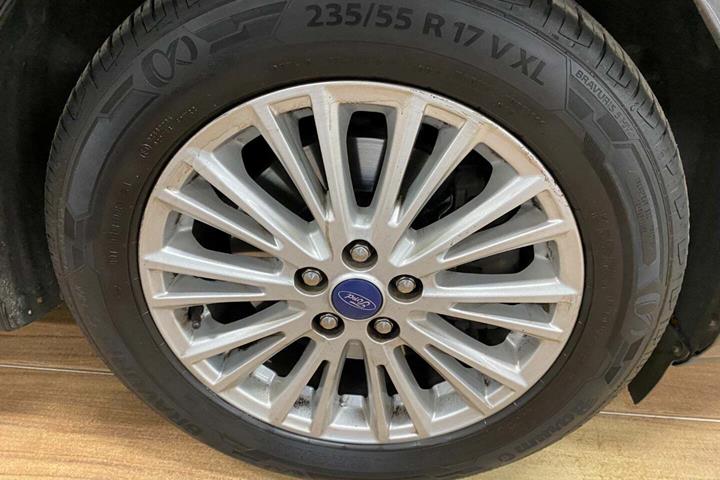 Grå Ford Galaxy fra 2016