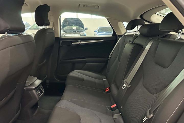 Sølv Ford Mondeo fra 2016
